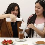Los grillos, un potencial alimento contra la anemia en Perú, donde estudiantes crean polvo de harina con estos insectos