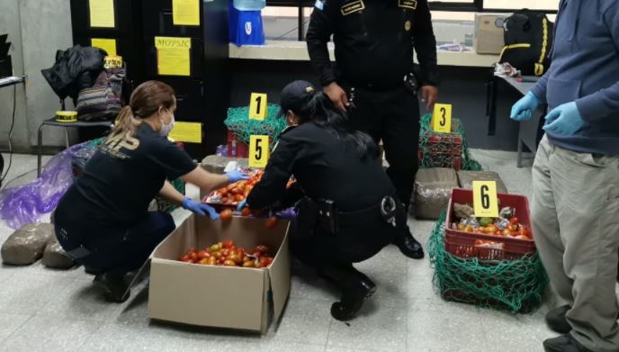 Decomisan en terminal de buses marihuana escondida entre tomates y limones