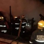 Vecinas golpean y le prenden fuego a vivienda de una mujer por supuestamente tomar sol desnuda en el patio