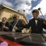 La marimba del Consulado de Los Ángeles, EE.UU., vuelve a sonar gracias al trabajo del guatemalteco Rosauro Esteban
