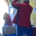 ¡Auxilio! Video muestra a encargados de negocio que se arman de valor y con una escoba evitan asalto