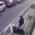 Video: Mujer se salva de morir aplastada por un sofá que arrojó su vecino