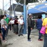 “Como población tenemos el derecho a ser vacunados”: guatemaltecos abarrotan de nuevo centros de vacunación
