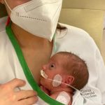 “Te vamos a tener que intubar e interrumpir el embarazo”: la conmovedora historia de una chilena que tuvo a su hija mientras estaba hospitalizada grave por covid-19