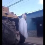 Video: recolector de basura se viste con traje de novia que halló en los desechos y se hace viral