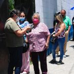 Personas de la tercera edad buscan vacuna contra el covid-19, les dicen que esperen mensaje de Salud