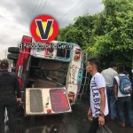 Se accidenta por ir hablando por teléfono: Piloto de autobús causa percance en Santa Lucía Cotzumalguapa, Escuintla