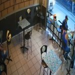Filtran video de ataque armado en un restaurante que dejó un muerto y dos heridos