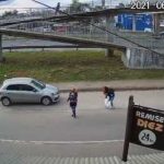 En video: cámaras de seguridad registran el momento que atropellan a una mujer con su bebé en brazos
