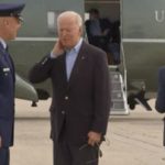 Video: Joe Biden se sacude una cigarra durante la invasión de los insectos en aeropuerto