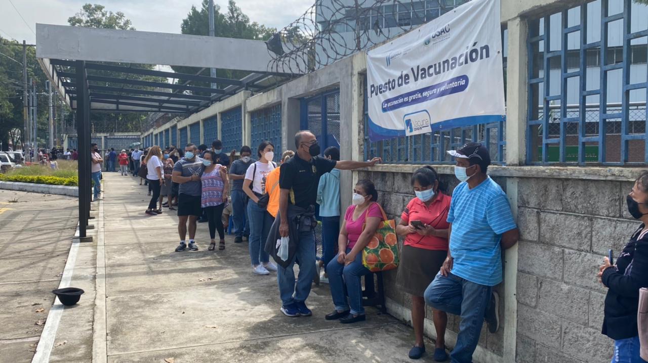 Guatemala supera las nueve mil muertes oficiales por coronavirus mientras la población demanda vacunas