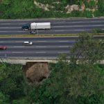 Video: las impactantes imágenes del socavón en la ruta al Pacífico que pone en peligro a automovilistas
