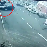¡Brutal! Cámaras de video vigilancia captan cómo un policía atropella a 6 personas en Venezuela