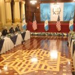 El presidente Giammattei recibe en el Palacio Nacional a Kamala Harris