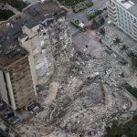 “Era como si estuvieran cayendo piedras”: Edificio de 12 niveles se derrumba en Miami y se reporta un muerto