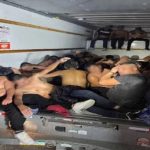 “Iban a morir asfixiados”: Patrulla fronteriza rescata a 33 migrantes que fueron abandonados en un vehículo en Texas