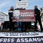 Por qué la Justicia de Ecuador le quitó la ciudadanía de ese país a Julian Assange