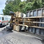 Dos menores y un adulto mueren en accidente entre camión y picop