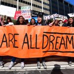 DACA: Juez de Estados Unidos falla contra beneficio migratorio y prohíbe más permisos para “dreamers”