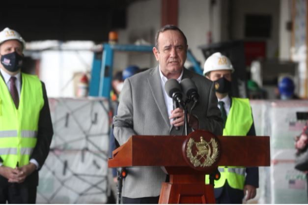 Giammattei dará a conocer este viernes nuevas medidas para contener el covid-19 y descarta el cierre del país