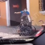 Investigan a hombre grabado en video cuando golpea a persona en silla de ruedas, en Antigua Guatemala