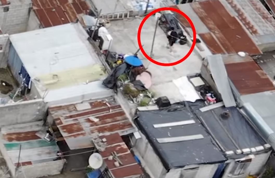 Video: Dron graba momento en que supuesto delincuente trata de huir por techo de vivienda para evitar ser capturado