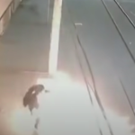 Video: lanzan bomba incendiaria contra policía y este queda envuelto en llamas en Colombia