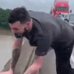“Pensé que era el final”: Joven se lanza desde un puente hacia un río con caimanes por “estar aburrido en el tráfico”