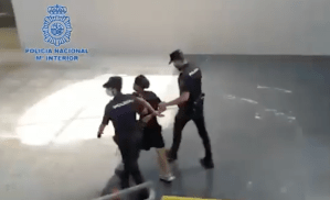 La policía de España informó por medio de redes sociales la captura y detención del agresor. (Foto Guatevisión: @policia/Twitter)