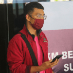 Insólito: Hombre con covid-19 se disfraza y se hace pasar por su esposa para tomar un vuelo en Indonesia