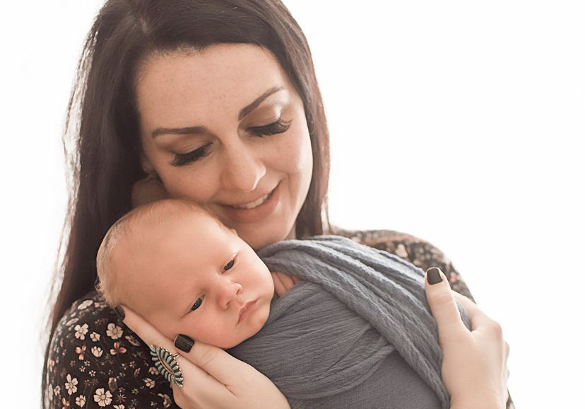 Esta es la historia de una mujer que dio a luz a bebé de su esposo que murió hace más de un año