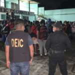PNC intercepta a más 100 migrantes que viajaban en un furgón y captura a piloto