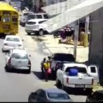 El impactante momento en que un muro cae sobre una mujer embarazada y le causa la muerte