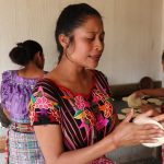 Mujer que se dedica a hacer tortillas que posee una voz privilegiada realiza un videoclip y se vuelve viral en Quiché