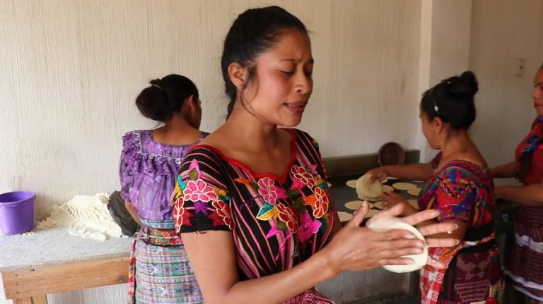 Mujer que se dedica a hacer tortillas que posee una&hellip;