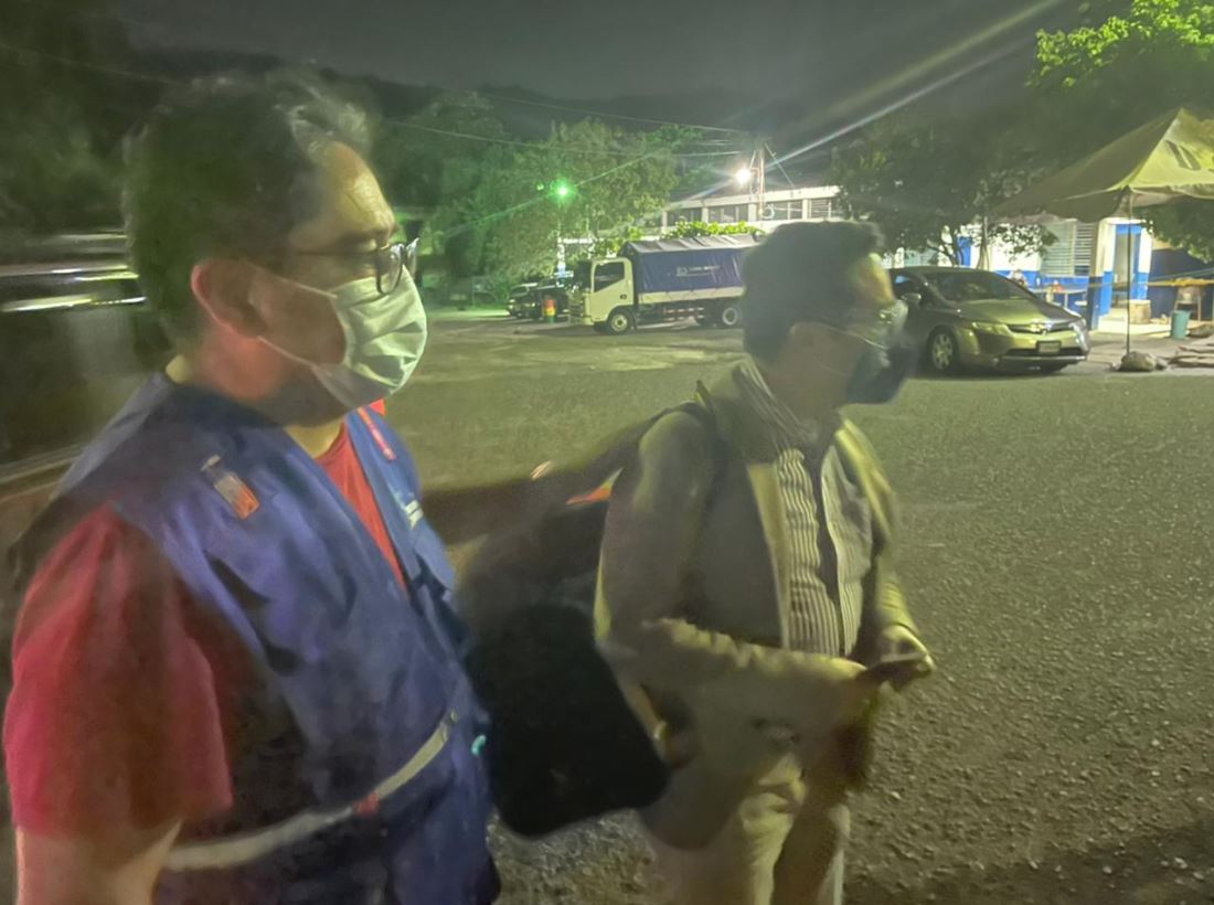 Juan Francisco Sandoval sale del país. El jefe de la PDH, Jordán Rodas, lo acompañó a la frontera con El Salvador. (Foto Prensa Libre: PDH)