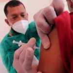 Coronavirus: las dudas sobre la eficacia de las vacunas chinas (y cómo se explica el aumento de casos en países que las utilizan)