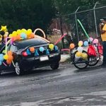Abuelito adorna triciclo para participar en la caravana de graduación de su nieta