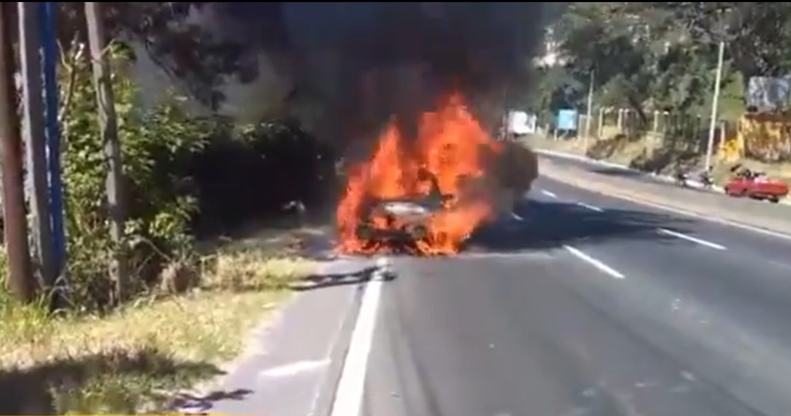 incendio de vehículo en ruta al atlántico