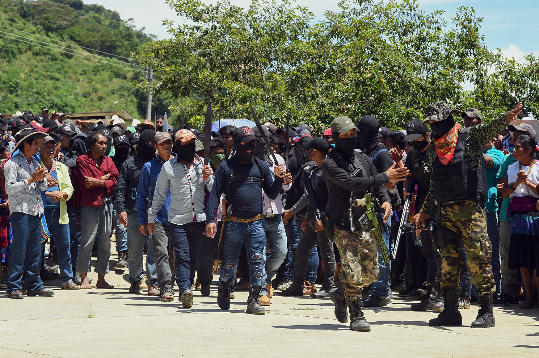 Autodefensa indígena “El Machete” muestra sus armas en el sur de México para luchar contra el narco