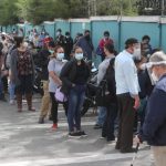 Fotos: Maestros hacen largas filas en el IGSS en búsqueda de ser vacunados contra el coronavirus