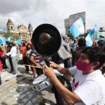 Protestan contra la decisión de jefa del MP de destituir a Juan Francisco Sandoval como titular de la Feci