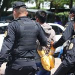 Persecución policial termina con la captura de dos presuntos pandilleros en Villa Nueva