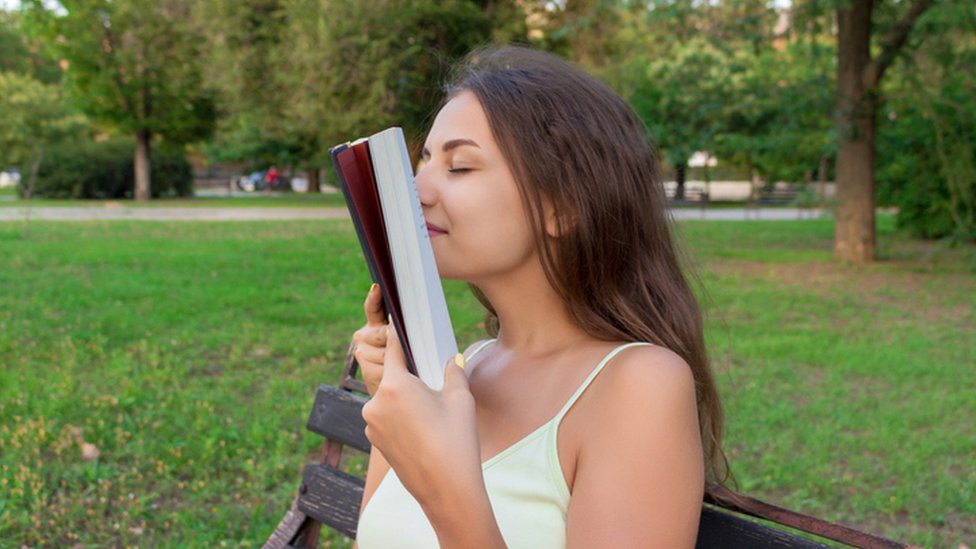 ¿Por qué los libros huelen tan bien? La ciencia tiene la respuesta