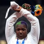 Qué significa la protesta de la atleta estadounidense que cruzó los brazos en los Olímpicos de Tokio tras recibir su medalla en lanzamiento de peso