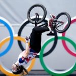 Olímpicos de Tokio: la espectacular pirueta “a ciegas” que llevó a una ciclista a ganar el oro en BMX estilo libre