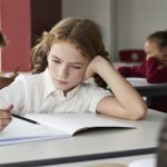 Por qué los escolares aprenden mejor cuando no tienen que estar quietos y sentados en sus escritorios