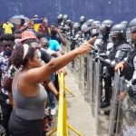 El video que muestra a unos agentes en México que patean en la cara a un migrante