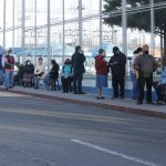 “Nos mandaron para acá”: personas de la tercera edad llegan a Gerona, zona 1, en busca de segundas dosis de la vacuna contra el covid-19