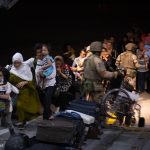 El aeropuerto de Kabul se manchó de sangre luego de que miles de afganos trataran de huir